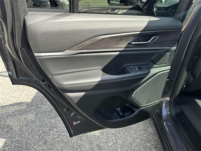 Photo of 2022 Metallic Jeep Grand Cherokee