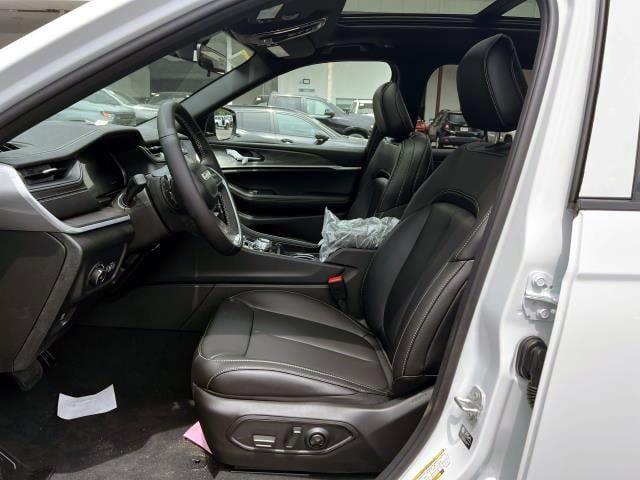 Photo of 2025 Bright White Jeep Grand Cherokee L