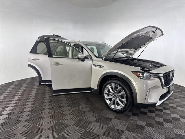 Photo of 2025 Platinum Mazda CX-90