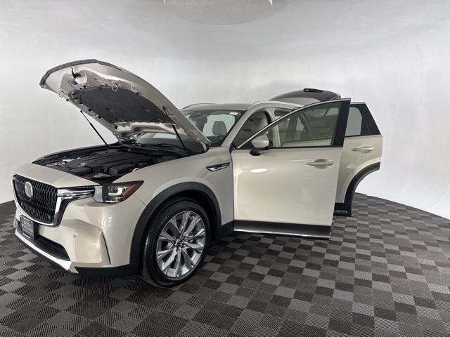 Photo of 2025 Platinum Mazda CX-90