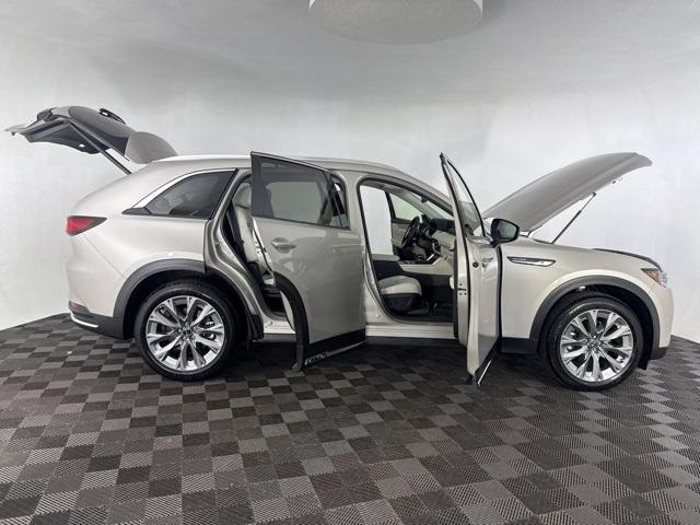 Photo of 2025 Platinum Mazda CX-90