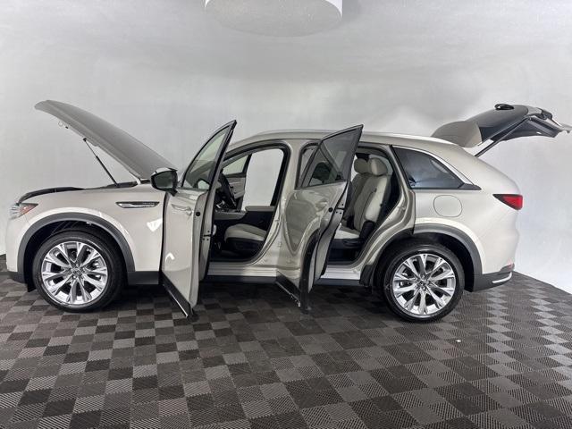 Photo of 2025 Platinum Mazda CX-90