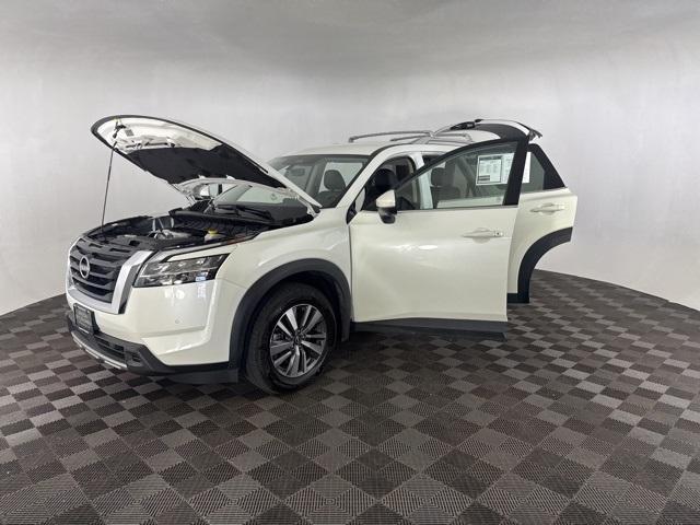 Photo of 2024 Pearl White Tri-Coat Nissan Pathfinder