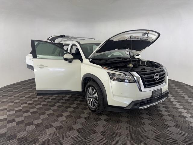 Photo of 2024 Pearl White Tri-Coat Nissan Pathfinder