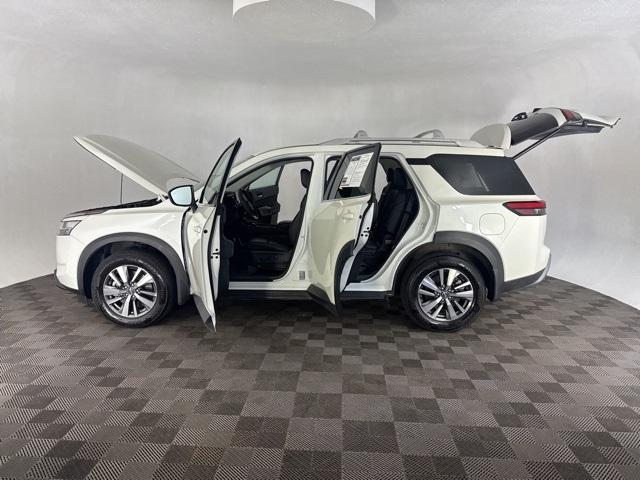 Photo of 2024 Pearl White Tri-Coat Nissan Pathfinder