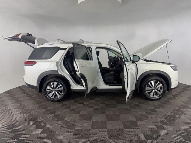 Photo of 2024 Pearl White Tri-Coat Nissan Pathfinder