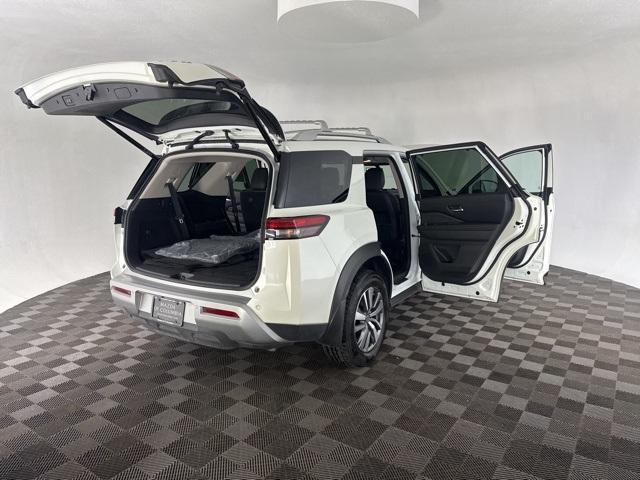 Photo of 2024 Pearl White Tri-Coat Nissan Pathfinder