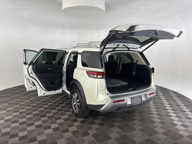 Photo of 2024 Pearl White Tri-Coat Nissan Pathfinder