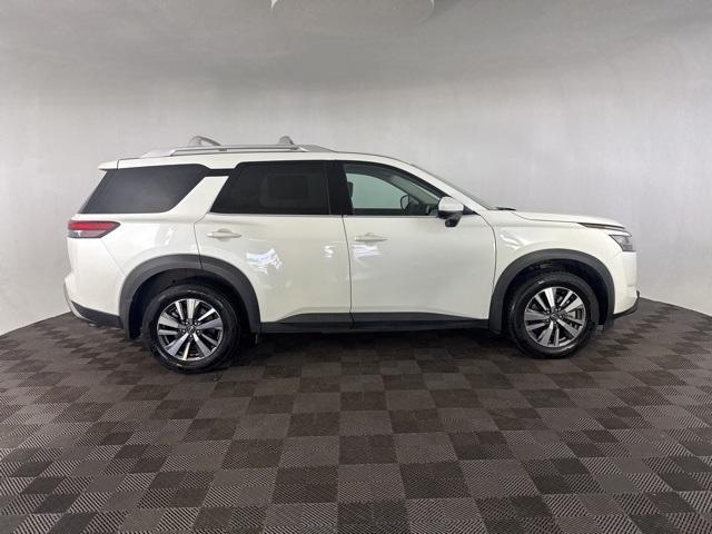 Photo of 2024 Pearl White Tri-Coat Nissan Pathfinder