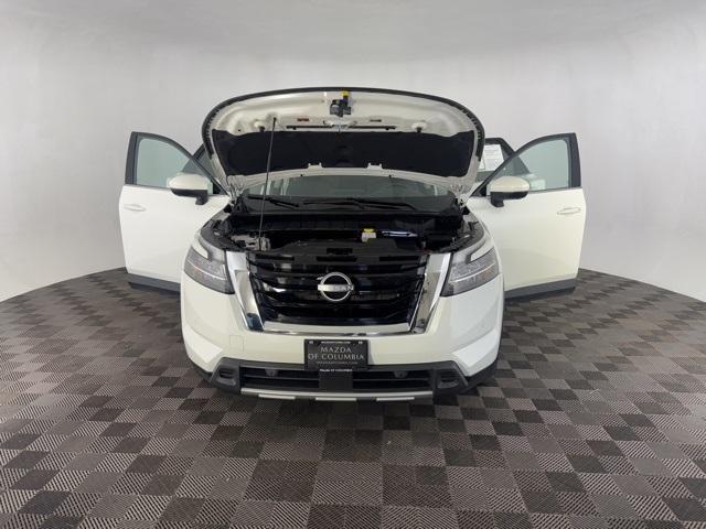 Photo of 2024 Pearl White Tri-Coat Nissan Pathfinder