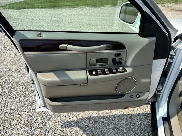 Photo of 2011 White Lincoln Town Car