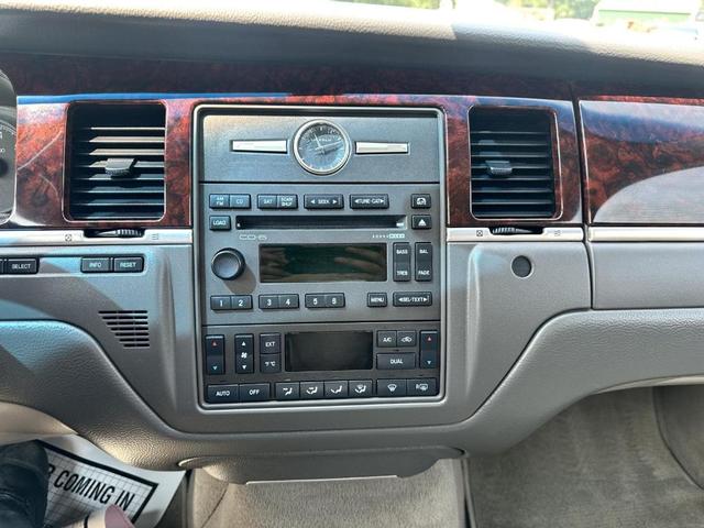 Photo of 2011 White Lincoln Town Car