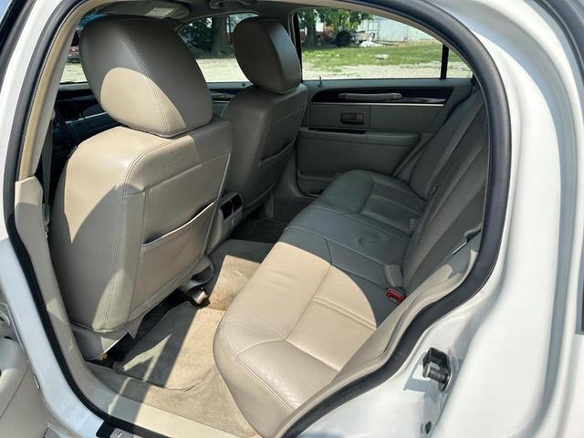Photo of 2011 White Lincoln Town Car