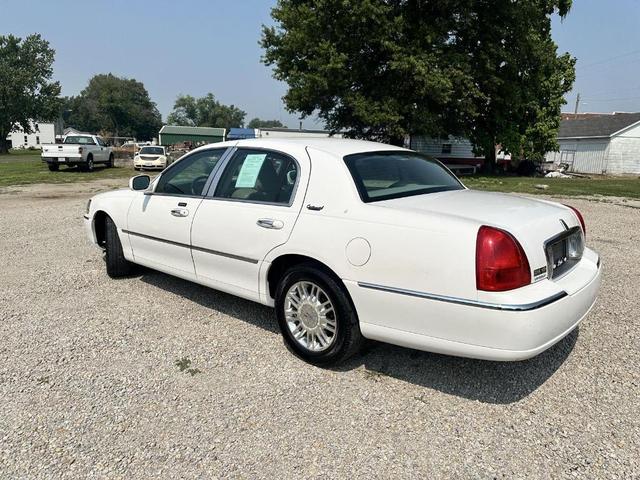 Photo of 2011 White Lincoln Town Car