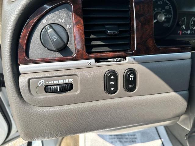 Photo of 2011 White Lincoln Town Car