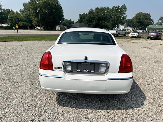 Photo of 2011 White Lincoln Town Car