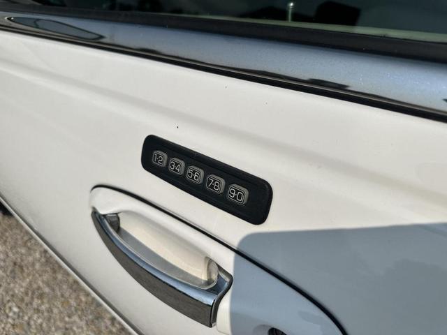 Photo of 2011 White Lincoln Town Car