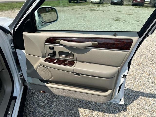 Photo of 2011 White Lincoln Town Car