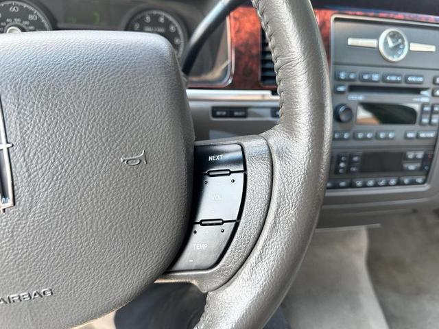 Photo of 2011 White Lincoln Town Car