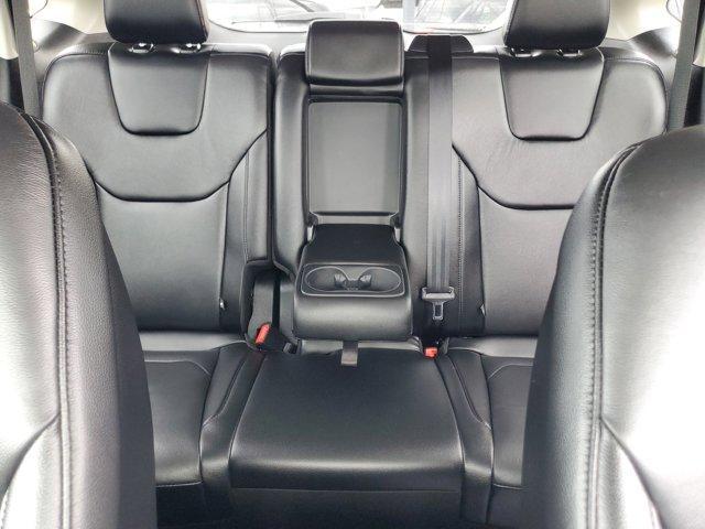 Photo of 2022 Star White Ford Edge