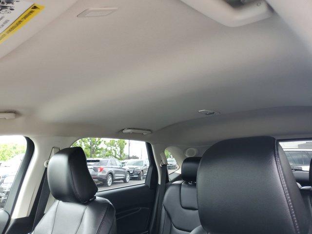 Photo of 2022 Star White Ford Edge