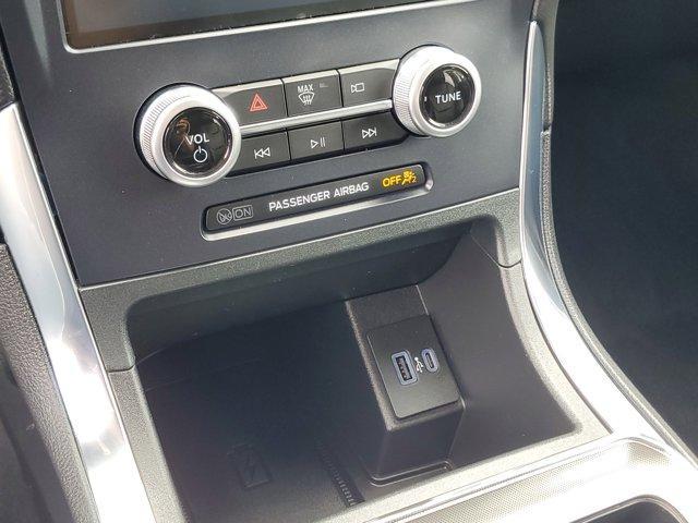 Photo of 2022 Star White Ford Edge