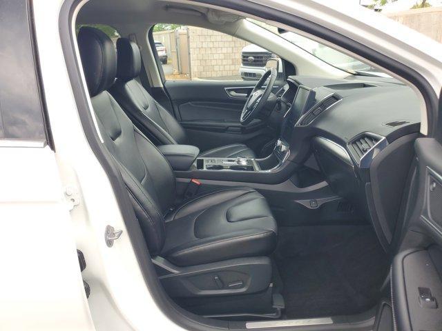 Photo of 2022 Star White Ford Edge