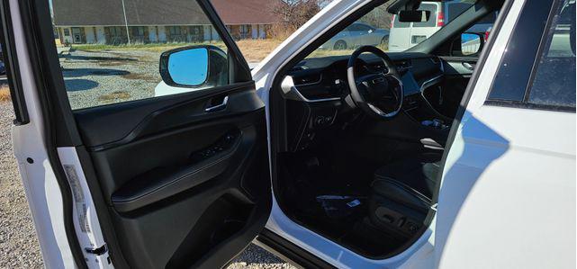 Photo of 2025 Bright White Clearcoat Jeep Grand Cherokee L