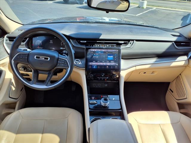 Photo of 2021 Diamond Black Crystal Pearlcoat Jeep Grand Cherokee L
