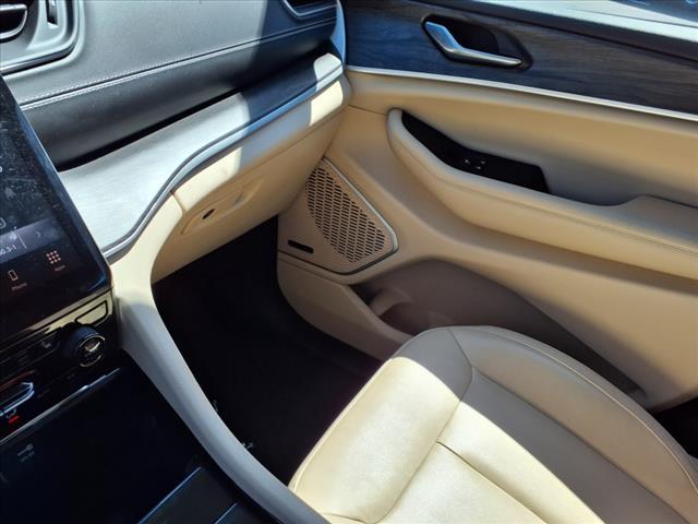 Photo of 2021 Diamond Black Crystal Pearlcoat Jeep Grand Cherokee L