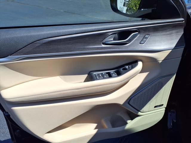 Photo of 2021 Diamond Black Crystal Pearlcoat Jeep Grand Cherokee L
