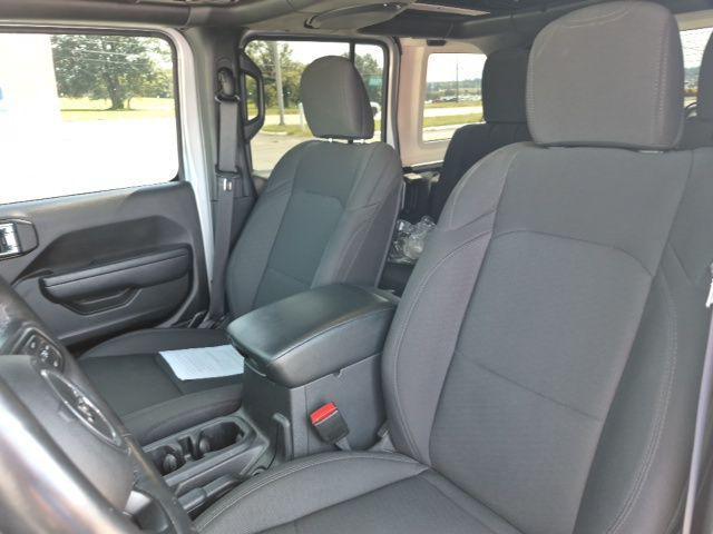 Photo of 2022 Silver Zynith Clearcoat Jeep Wrangler