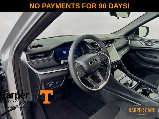Photo of 2025 Silver Zynith Jeep Grand Cherokee