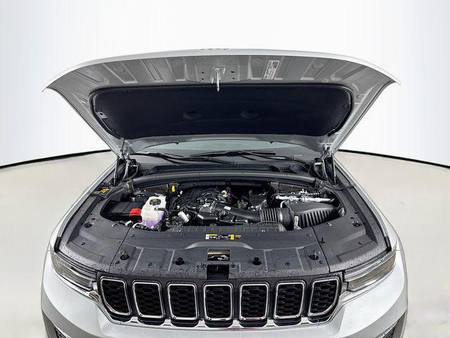 Photo of 2025 Silver Zynith Jeep Grand Cherokee
