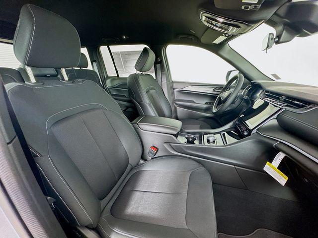 Photo of 2025 Silver Zynith Jeep Grand Cherokee