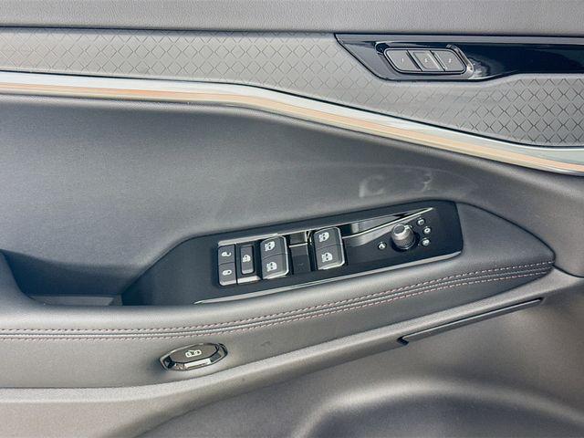 Photo of 2025 Bright White Clearcoat Jeep Wagoneer S