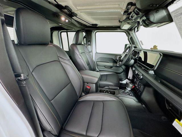 Photo of 2025 Bright White Clearcoat Jeep Gladiator