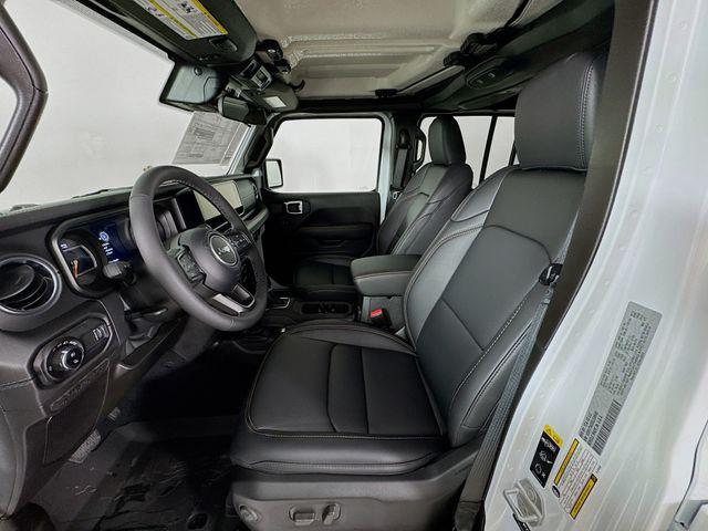Photo of 2025 Bright White Clearcoat Jeep Gladiator