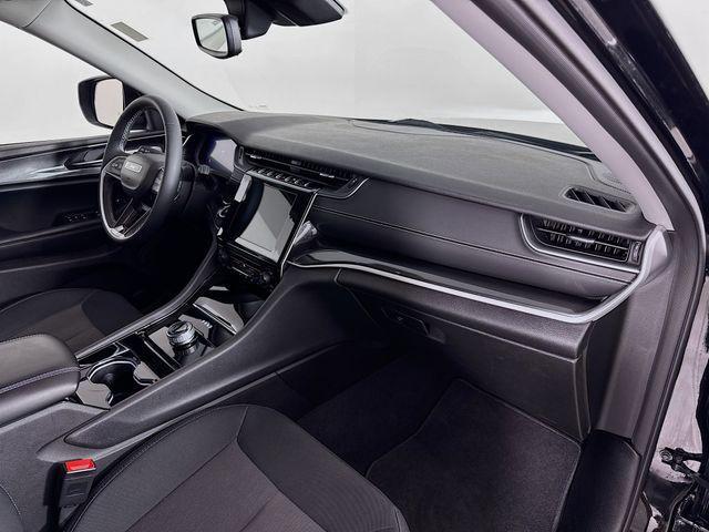 Photo of 2023 Diamond Black Crystal Pearlcoat Jeep Grand Cherokee L
