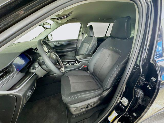 Photo of 2023 Diamond Black Crystal Pearlcoat Jeep Grand Cherokee L