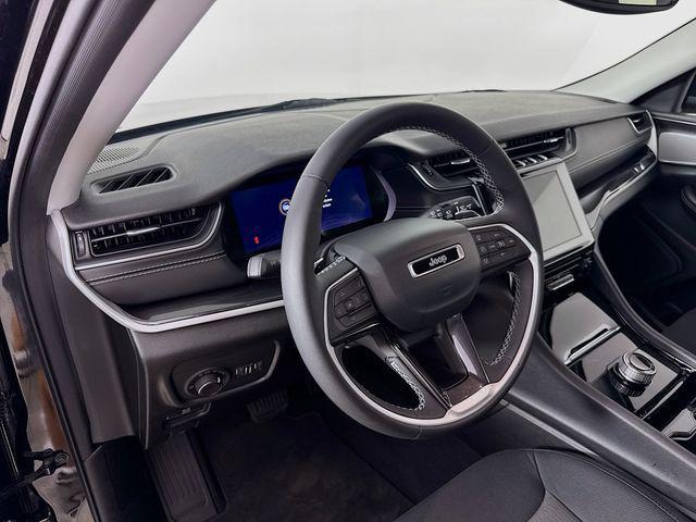 Photo of 2023 Diamond Black Crystal Pearlcoat Jeep Grand Cherokee L