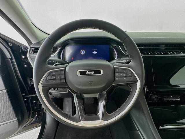 Photo of 2023 Diamond Black Crystal Pearlcoat Jeep Grand Cherokee L