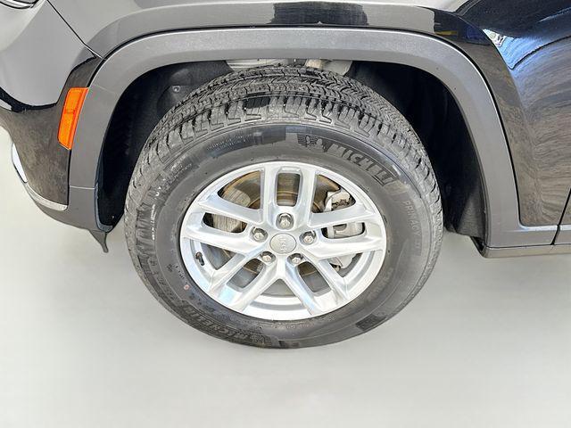 Photo of 2023 Diamond Black Crystal Pearlcoat Jeep Grand Cherokee L