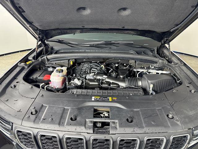 Photo of 2023 Diamond Black Crystal Pearlcoat Jeep Grand Cherokee L