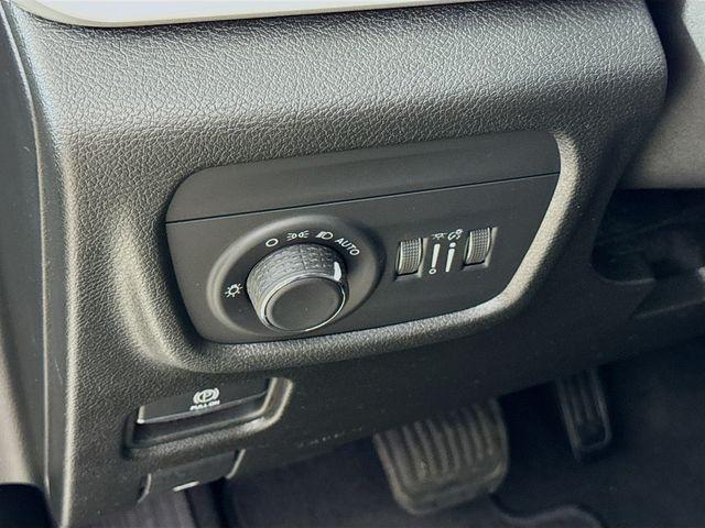 Photo of 2023 Diamond Black Crystal Pearlcoat Jeep Grand Cherokee L
