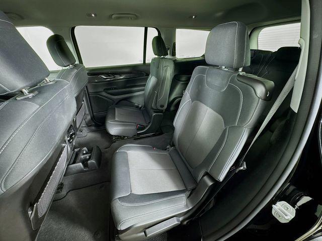 Photo of 2023 Diamond Black Crystal Pearlcoat Jeep Grand Cherokee L
