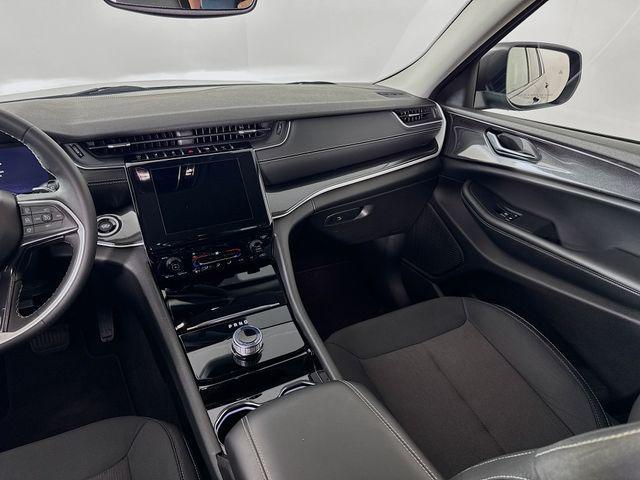 Photo of 2023 Diamond Black Crystal Pearlcoat Jeep Grand Cherokee L