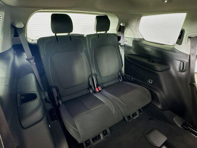 Photo of 2023 Diamond Black Crystal Pearlcoat Jeep Grand Cherokee L