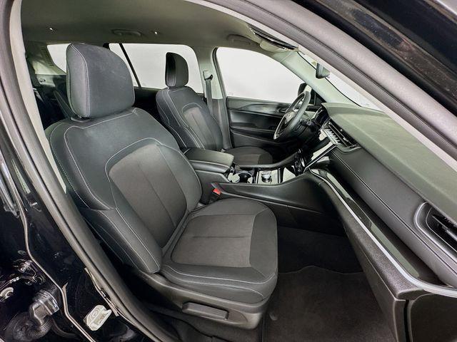 Photo of 2023 Diamond Black Crystal Pearlcoat Jeep Grand Cherokee L