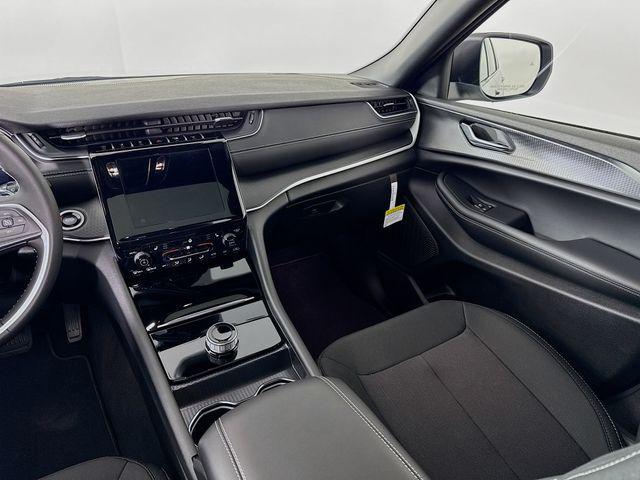 Photo of 2025 Silver Zynith Jeep Grand Cherokee L